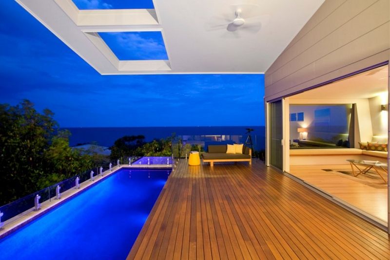 Resultado de imagen para Casa moderna con piscina y techo en voladizo