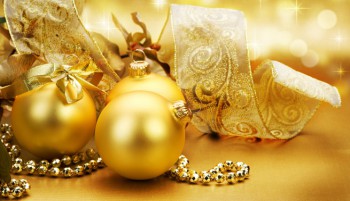 Elegante decoración navideña en dorado