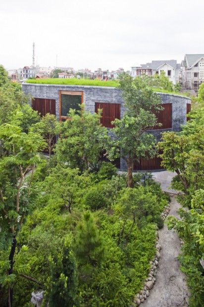 Casa de piedra sostenible jardín