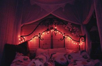 Dormitorio decorado con guirnaldas de luces