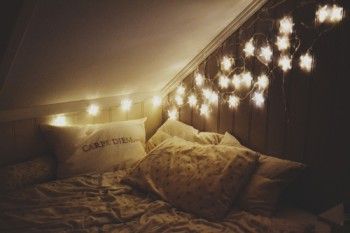 Dormitorio decorado con guirnaldas de luces 4