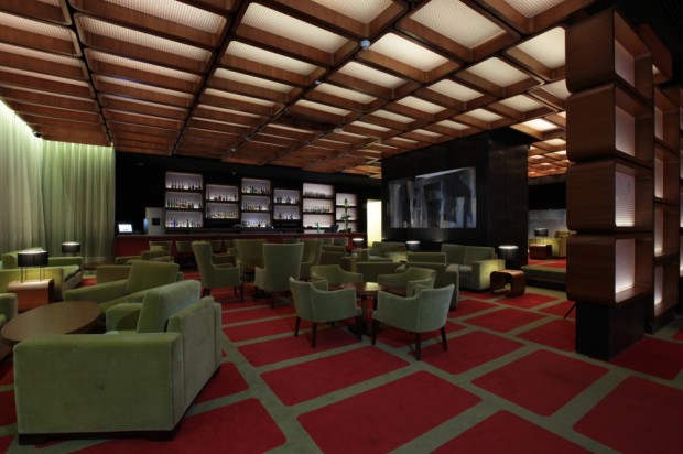 Diseño de interiores de moderno hotel bar