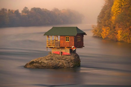 Cabaña construida en el medio de un río (1)